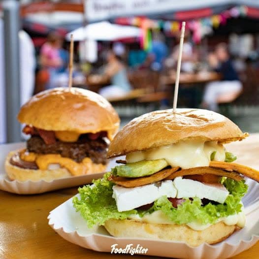 Zwei FoodFighter-Burger nebeneinander — der Classic "Den will ich haben" und der Veggi-Burger "Franzi isst Veggi"