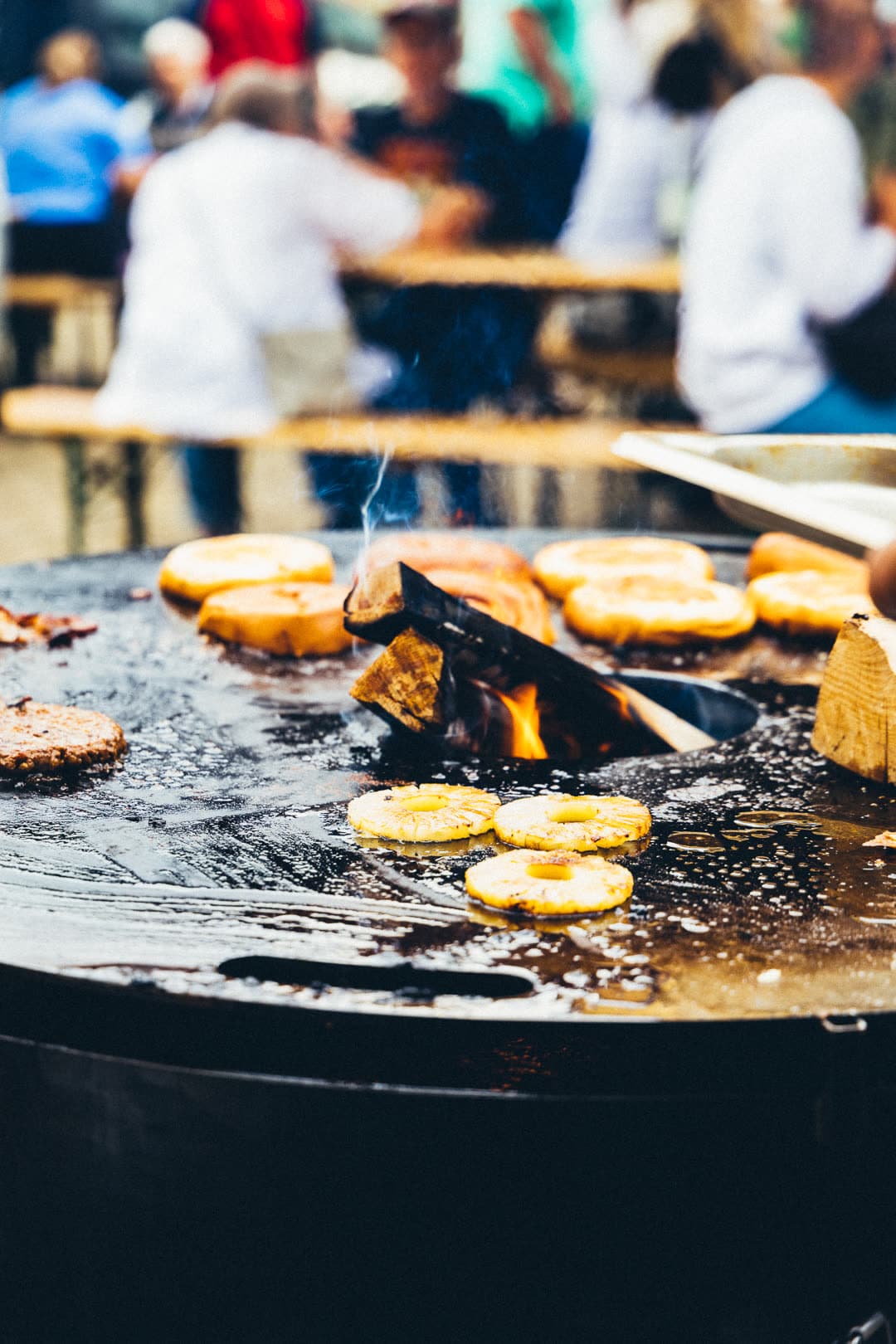 Hawaii 5B Burger wird live zusammengebaut — Patty, Bacon, Ananas auf Brioche