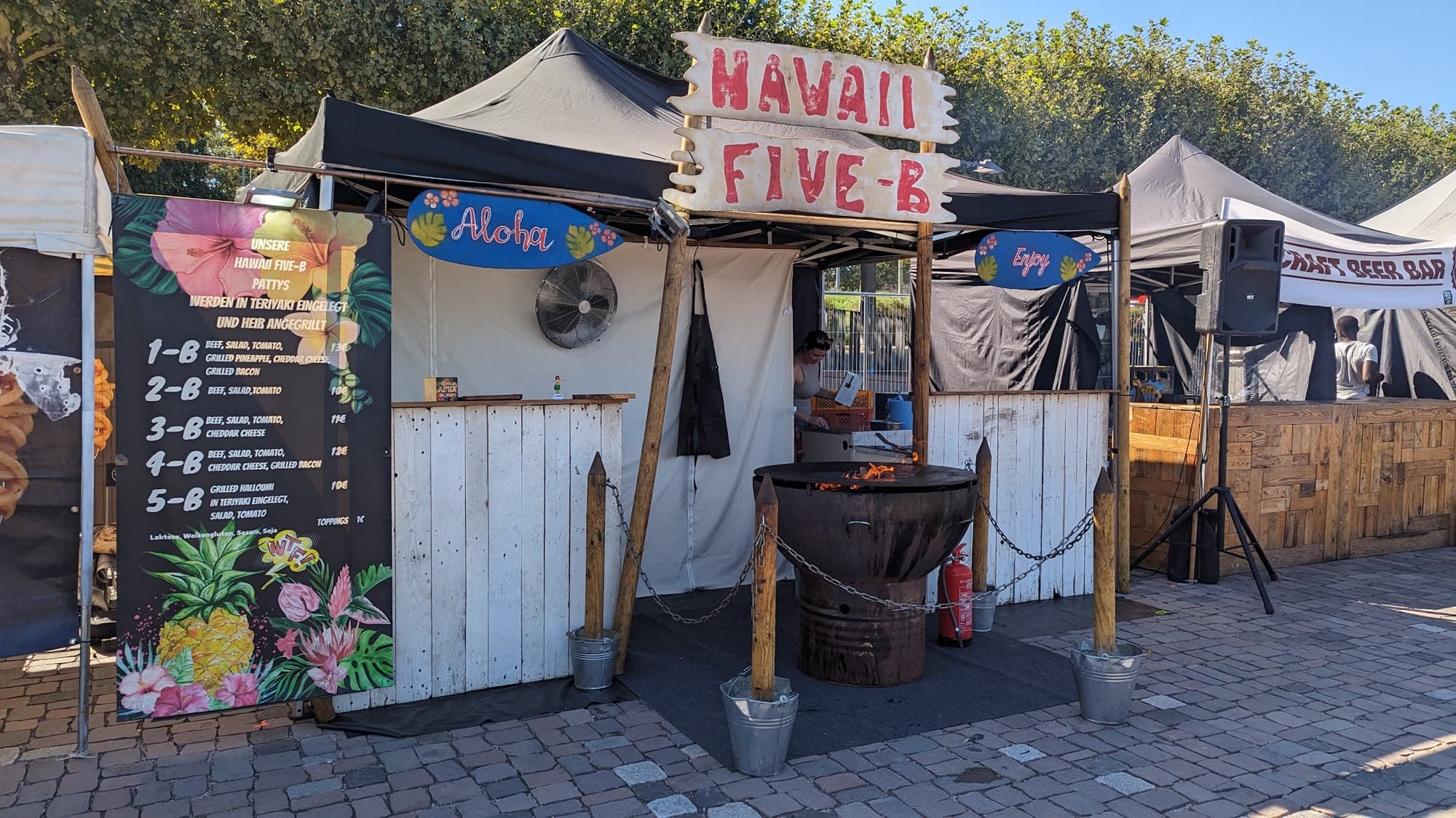 Hawaii 5B Festival-Stand — FoodFighter mit Fire Barrel, Plancha und Hawaii-Deko