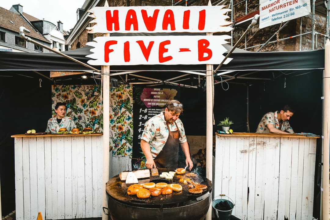 Hawaii 5B Stand frontal — FoodFighter Crew in Hawaiihemden an der Feuertonne